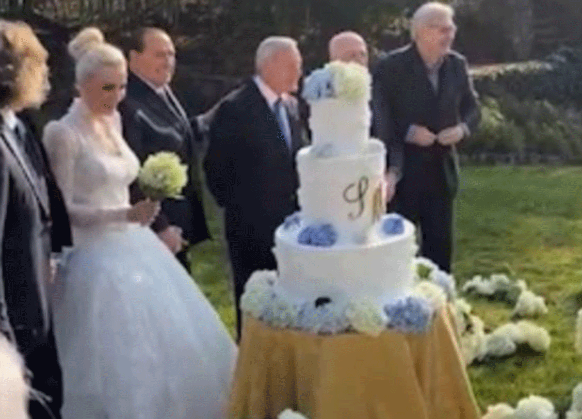 “Berlusconi ha regalato orologi d’oro e…”. Sgarbi racconta il matrimonio “Berlusconi ha regalato orologi d’oro e…”. Sgarbi racconta il matrimonio