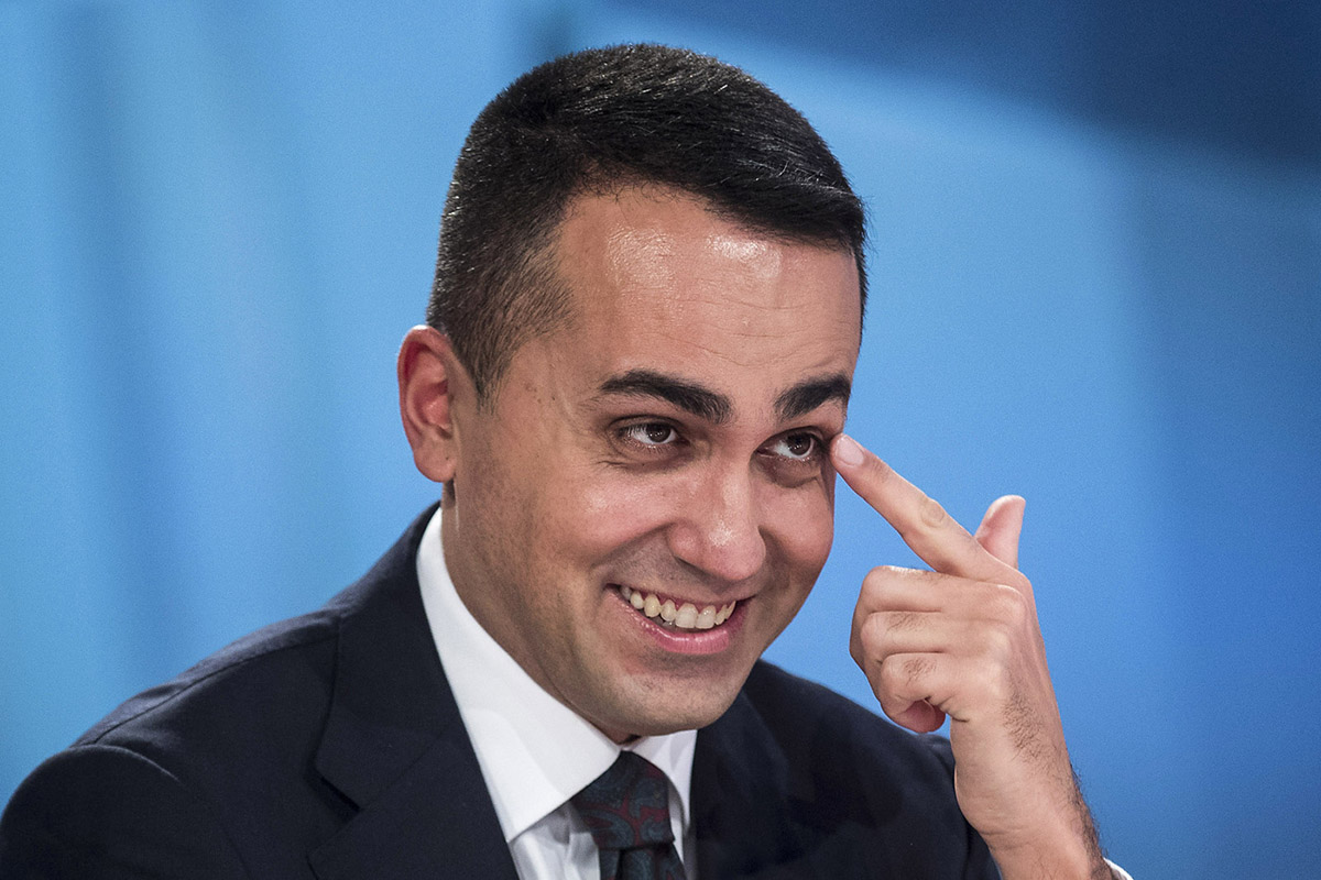 Di Maio ritira onorificenze ai russi: siamo alle solite, Gigino si è pentito Di Maio ritira onorificenze ai russi: siamo alle solite, Gigino si è pentito