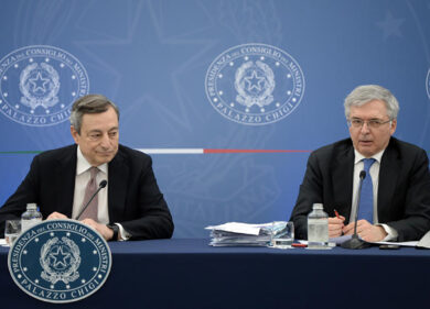 Benzina sotto i due euro da mercoledì. Allo studio altre misure di sostegno