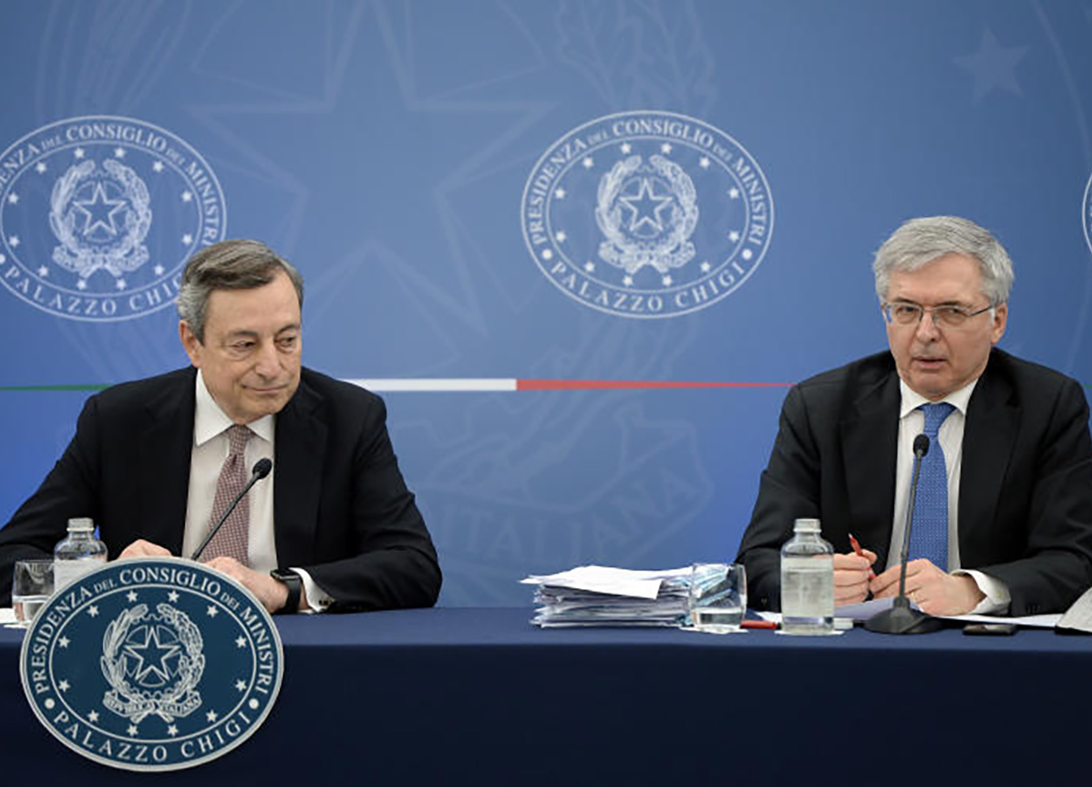 Benzina sotto i due euro da mercoledì. Allo studio altre misure di sostegno Benzina sotto i due euro da mercoledì. Allo studio altre misure di sostegno