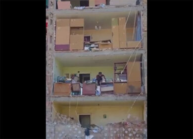 Guerra in Ucraina, casa bombardata: anziano recupera gli ultimi averi