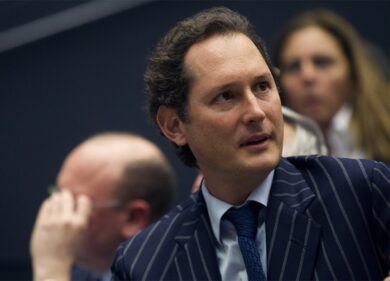 Elkann, gli affari con le armi. Asse Iveco-Leonardo per autoblindati da guerra