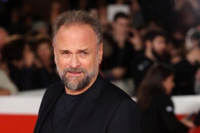 L’attore Popolizio a processo per un pugno dopo lite su mascherina