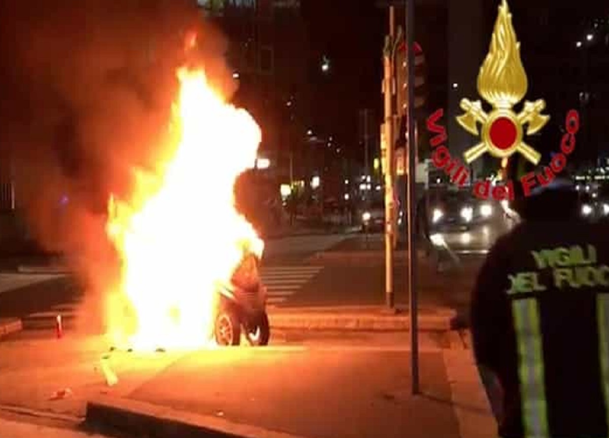 Milano, tre scooter a fuoco nella notte nel giro di poche ore Milano, tre scooter a fuoco nella notte nel giro di poche ore