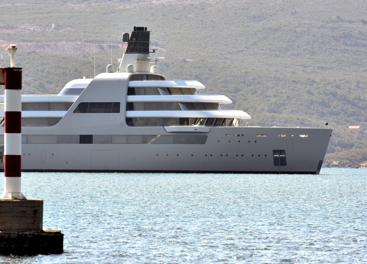 Yacht Putin, sparito l’equipaggio. I nuovi marinai non sono russi ma inglesi Yacht Putin, sparito l’equipaggio. I nuovi marinai non sono russi ma inglesi