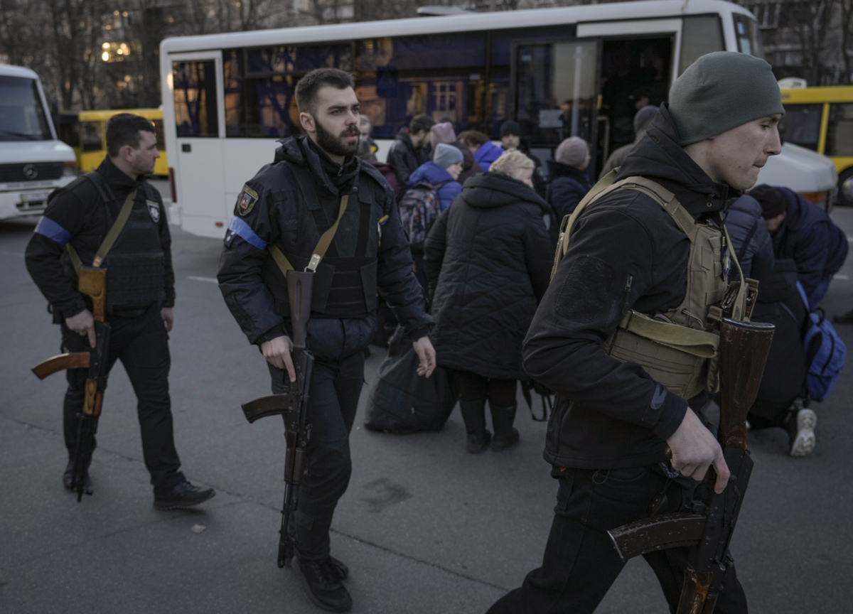 Guerra, Zelensky: “A Mariupol in 100mila intrappolati. Sequestrati o morti”