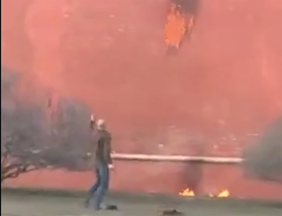 Guerra Russia-Ucraina, attacco al Cremlino: molotov lanciata in pieno giorno Guerra Russia-Ucraina, attacco al Cremlino: molotov lanciata in pieno giorno