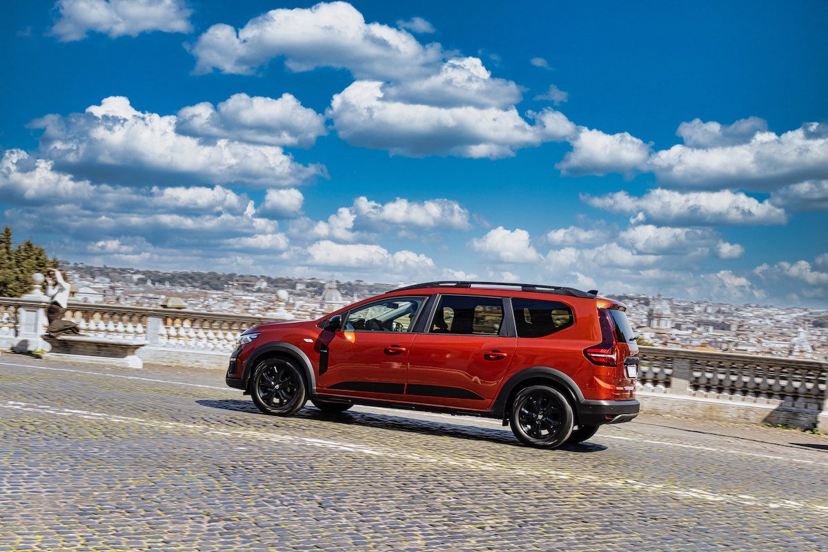 Dacia Jogger: un cliente su due sceglie la nuova versione 7 posti Dacia Jogger: un cliente su due sceglie la nuova versione 7 posti