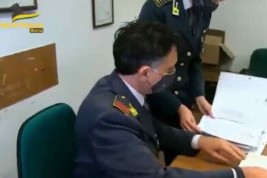 Vigili corrotti rilasciavano licenze edilizie a uno studio: tre arresti a Roma