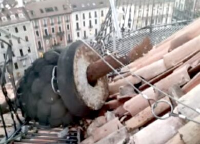Vento a Milano, al Castello “pignone” da 600 chili quasi crollato