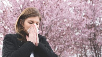 Allergie primaverili, rimedi naturali: 8 consigli per sopravvivere