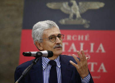 Caso D’Alema, ambasciatore colombiano: “Mi disse che trattava per le aziende”