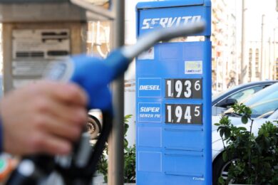 Petrolio, incubo barile a 200 dollari: noi vittime della truffa sulla benzina