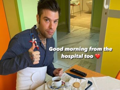 Fedez, colazione in ospedale dopo l’operazione: “Tutto ok”