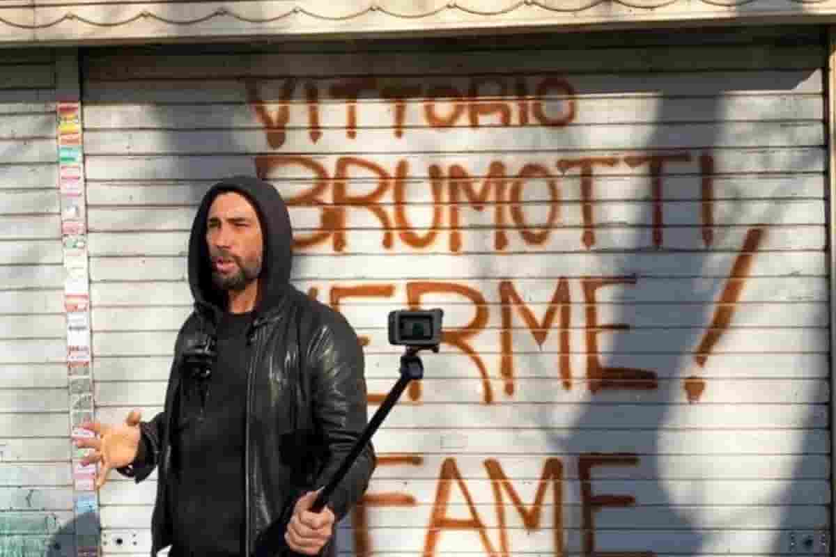 Brumotti minacciato di morte al Quarticciolo, insulti alla star di Mediaset