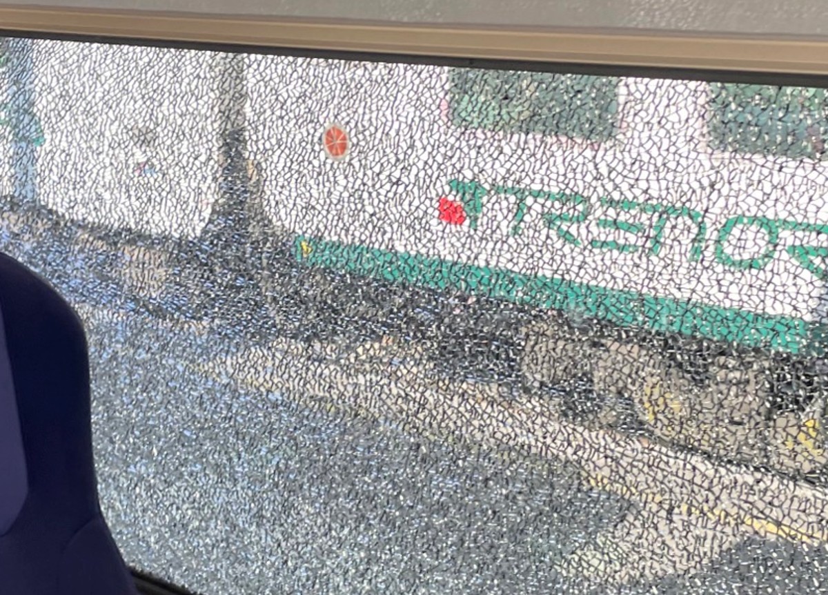 Trenord: sassaiole contro tre treni, danneggiati i finestrini