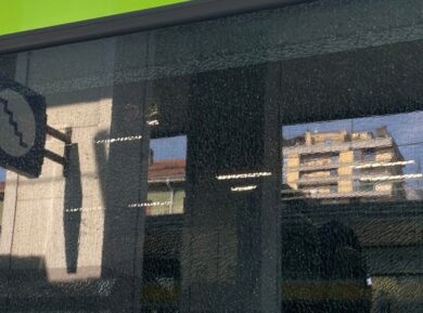 Trenord: sassaiole contro tre treni, danneggiati i finestrini