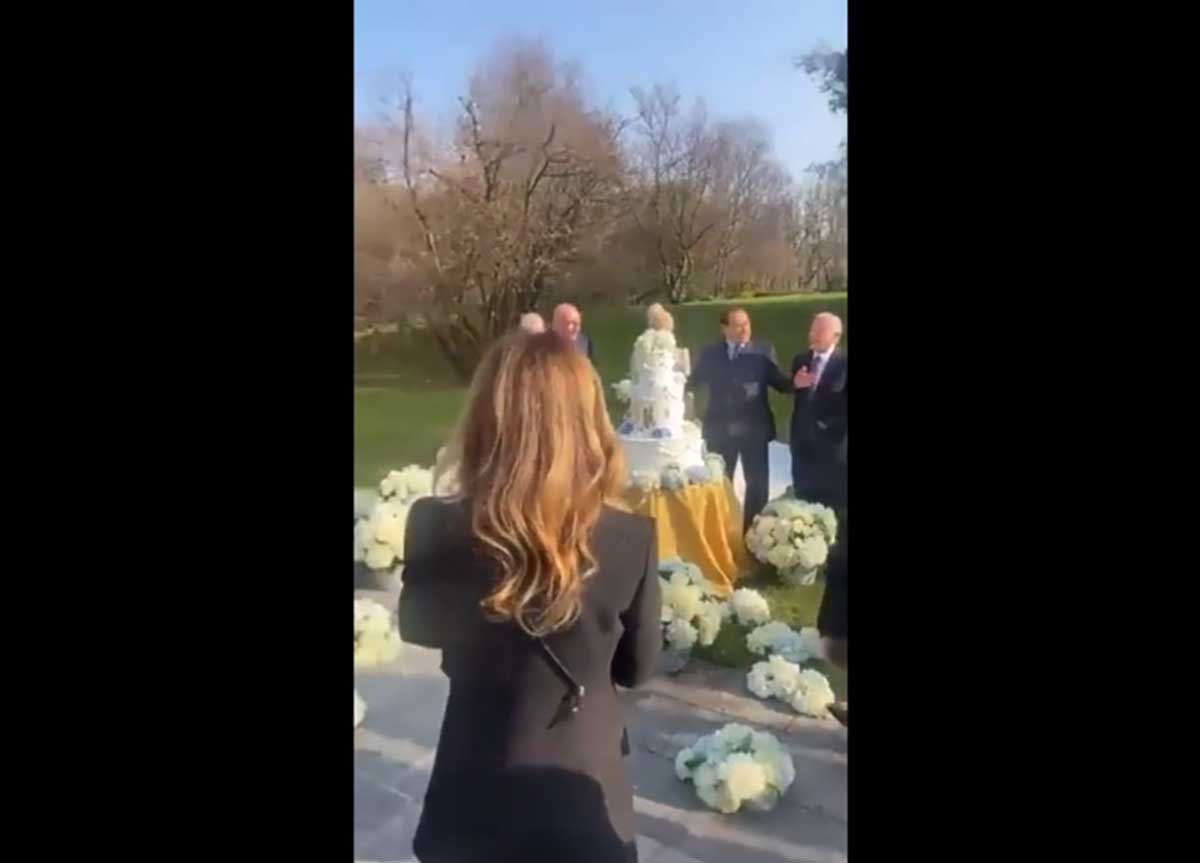 “Silvio Berlusconi papà per la sesta volta a 86 anni” “Silvio Berlusconi papà per la sesta volta a 86 anni”
