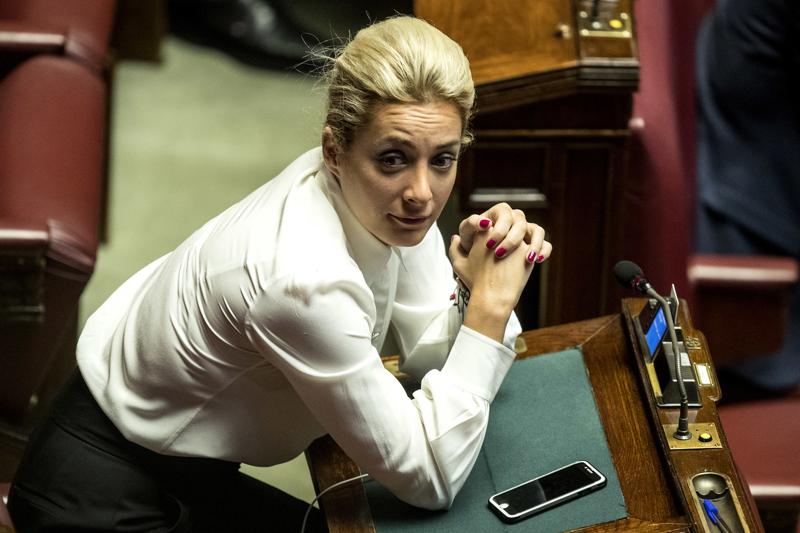 Fascina incinta? Non importa se è vero: Silvio vuole sentirsi ancora “maschio” Fascina incinta? Non importa se è vero: Silvio vuole sentirsi ancora “maschio”