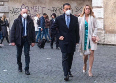M5s, Conte: “No armi, con me o lascio”. Di Maio, fidanzata in piazza pro Putin