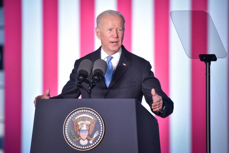 Macron prende le distanze da Biden: “Putin macellaio? Non lo chiamerei così” Macron prende le distanze da Biden: “Putin macellaio? Non lo chiamerei così”
