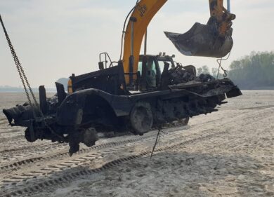 Dal Po in secca emerge un carro armato nazista. VIDEO e FOTO