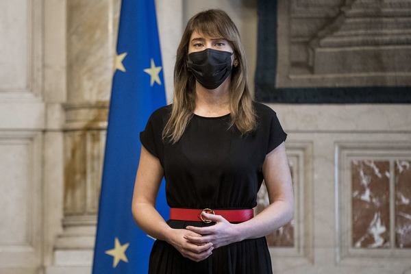 “Maria Elena nei Boschi”, ironia social sulla foto dell’ex ministra