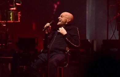 Vertebre schiacciate e lesioni ai nervi: Phil Collins non suonerà più dal vivo