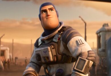 Lightyear, polemiche per bacio gay: genitori sotto choc. Si muovono le Onlus