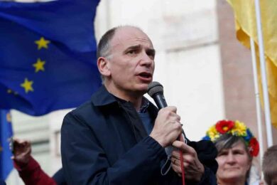 Ucraina, a Roma Letta paragonato a Mussolini. I manifesti fake deridono il Pd