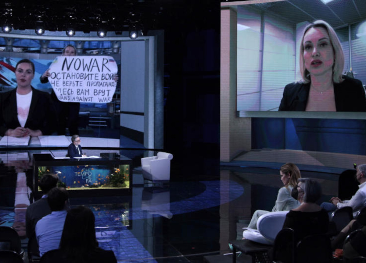 Guerra, giornalista russa anti-Putin. “Vivo in un thriller, isolata da tutti”