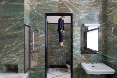 YOU, Maurizio Cattelan “impiccato” nella sua nuova opera shock