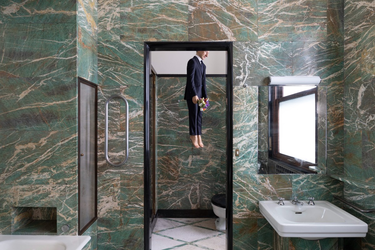 YOU, Maurizio Cattelan “impiccato” nella sua nuova opera shock YOU, Maurizio Cattelan “impiccato” nella sua nuova opera shock