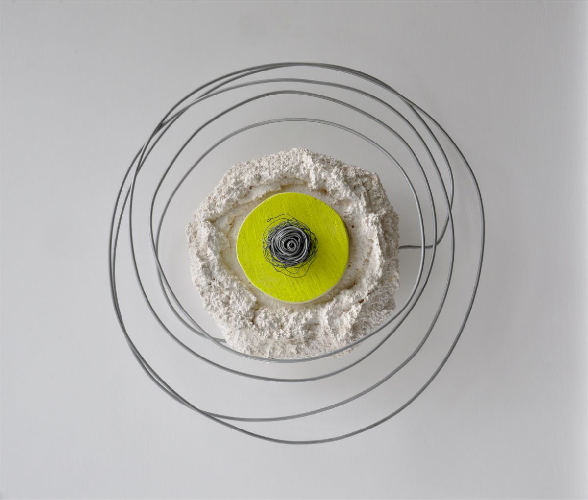 Salvatore Sava in mostra a Lecce: una scultura di materiali e natura