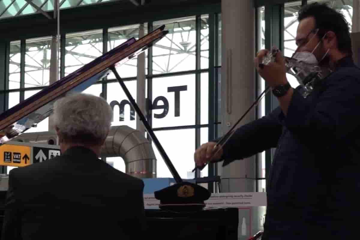 John Lennon suona a Fiumicino, il mini concerto per la pace prima del volo John Lennon suona a Fiumicino, il mini concerto per la pace prima del volo