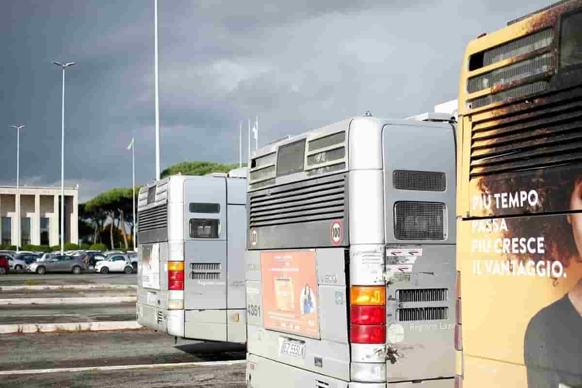 Atac con le gomme lisce o bucate. Le gare per gli pneumatici vanno deserte Atac con le gomme lisce o bucate. Le gare per gli pneumatici vanno deserte