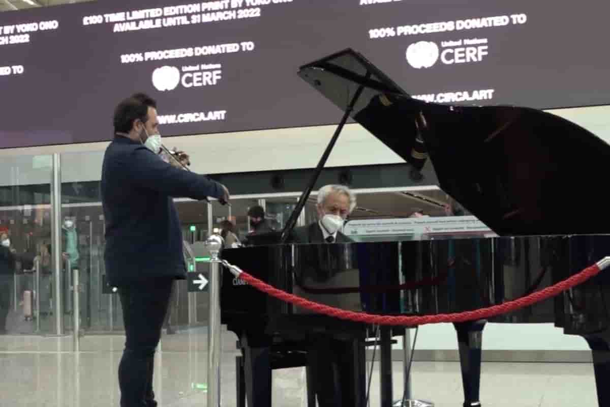 John Lennon suona a Fiumicino, il mini concerto per la pace prima del volo John Lennon suona a Fiumicino, il mini concerto per la pace prima del volo