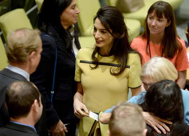 Amal Clooney, moglie di George, a caccia dei crimini di guerra di Putin FOTO