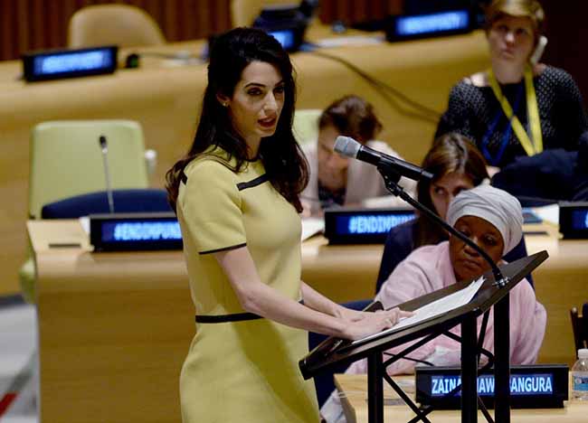Amal Clooney, moglie di George, a caccia dei crimini di guerra di Putin FOTO