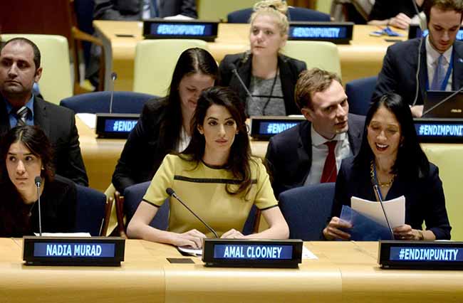 Amal Clooney, moglie di George, a caccia dei crimini di guerra di Putin FOTO
