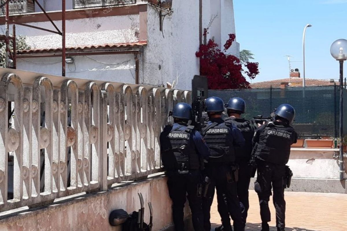 Vuole riabbracciare i figli: 32enne si barrica in casa armato di pistola Vuole riabbracciare i figli: 32enne si barrica in casa armato di pistola