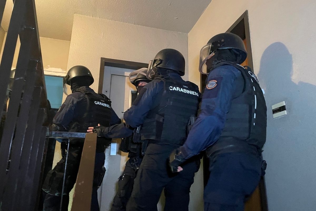 Vuole riabbracciare i figli: 32enne si barrica in casa armato di pistola Vuole riabbracciare i figli: 32enne si barrica in casa armato di pistola