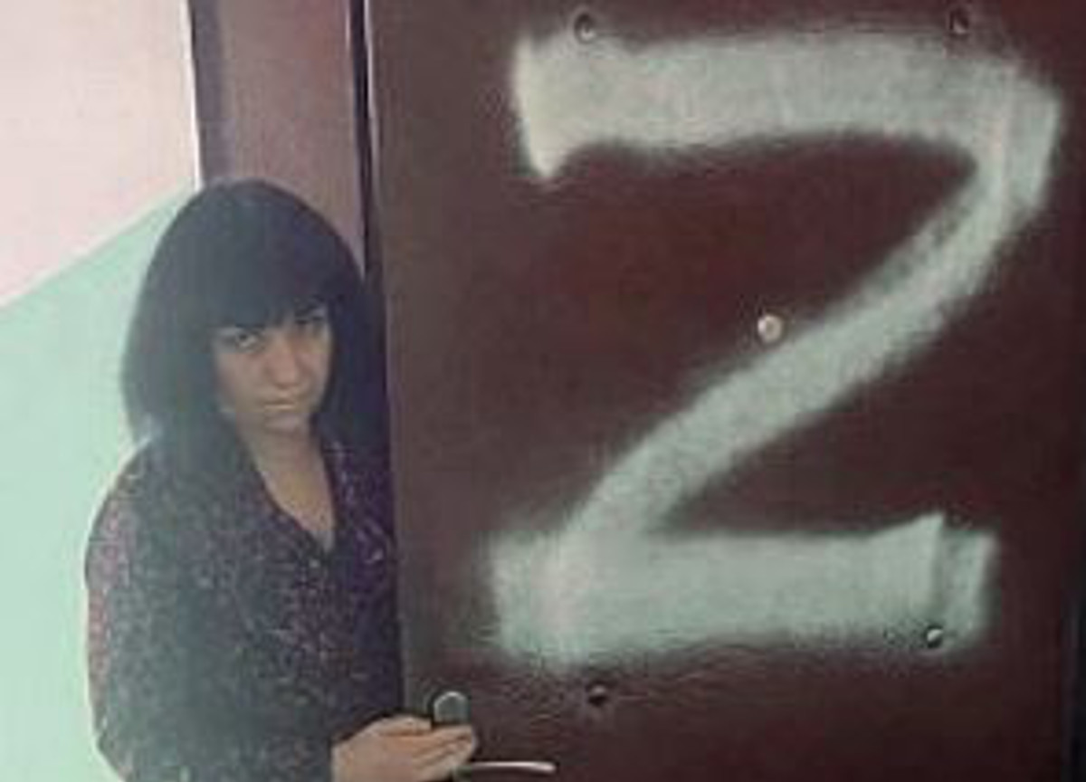Russia, porte di casa dei ribelli con la “Z”. Putin e i “moscerini da sputare”