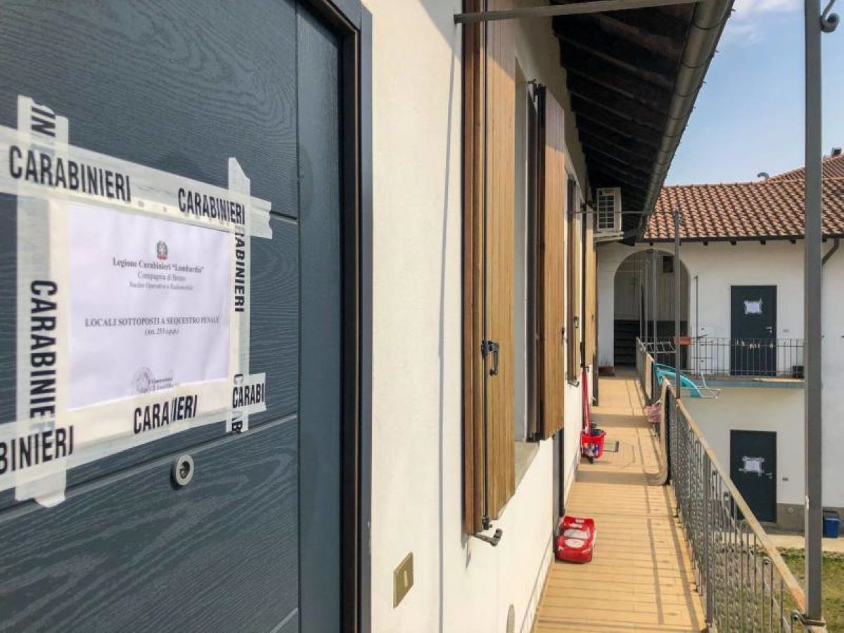 Carol fatta a pezzi in 3 giorni, tentativo di tagliare la pelle con i tatuaggi Carol fatta a pezzi in 3 giorni, tentativo di tagliare la pelle con i tatuaggi