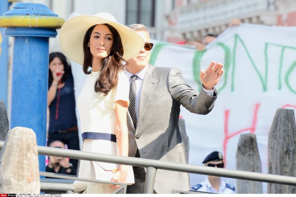 Amal Clooney, moglie di George, a caccia dei crimini di guerra di Putin FOTO