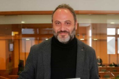 Rispunta Michele Santoro: parla di Ucraina accanto a Leu nella rossa Genzano