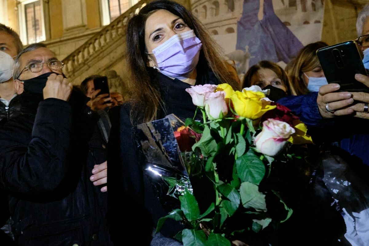 “Raggi filo Putin”, Calenda e Renzi vogliono toglierle la commissione Expo