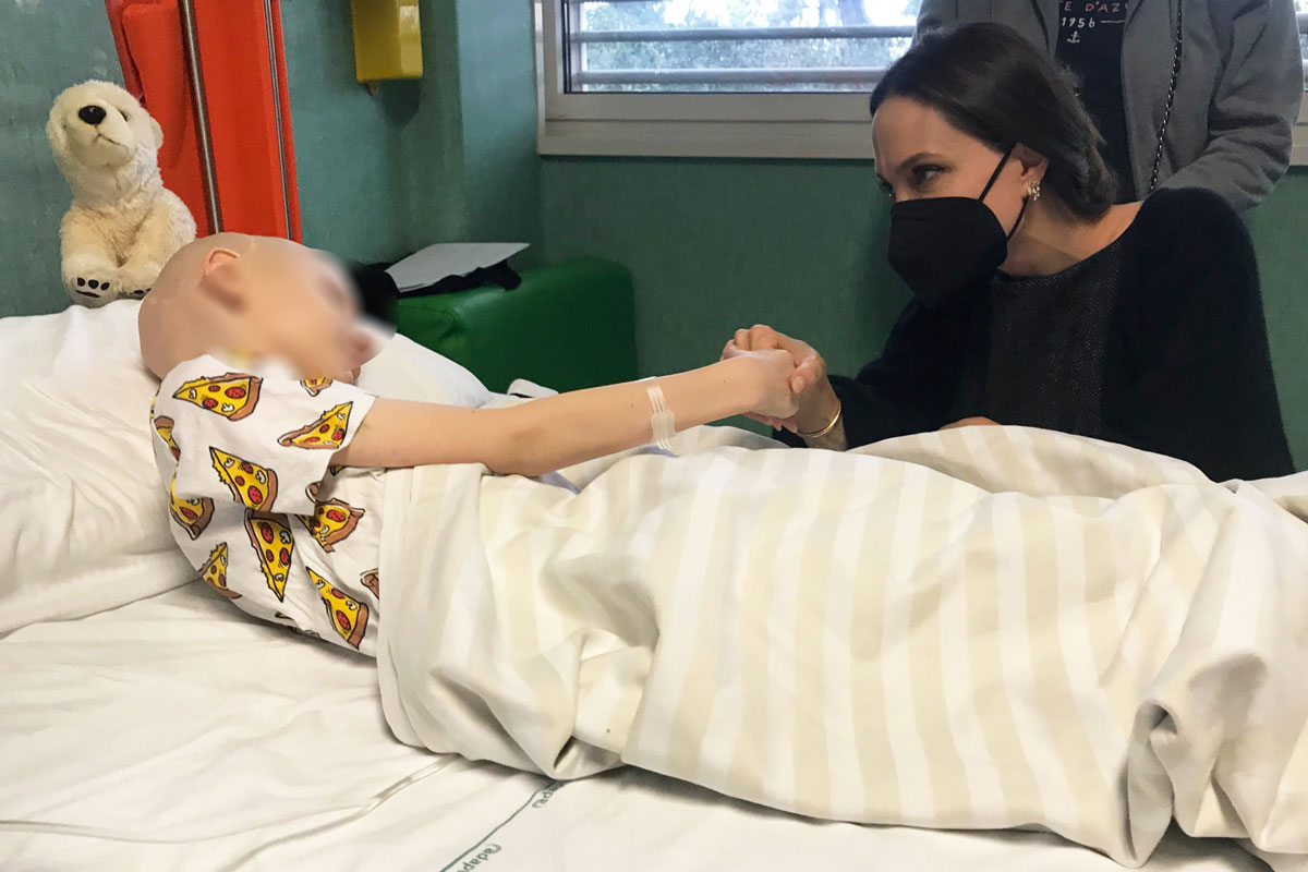 Angelina Jolie dai piccoli ucraini al Bambino Gesù: le foto che commuovono