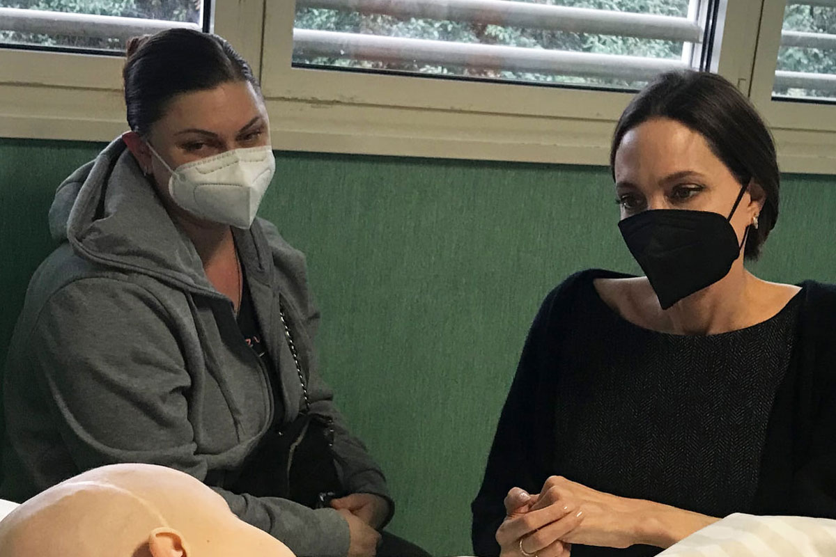 Angelina Jolie dai piccoli ucraini al Bambino Gesù: le foto che commuovono
