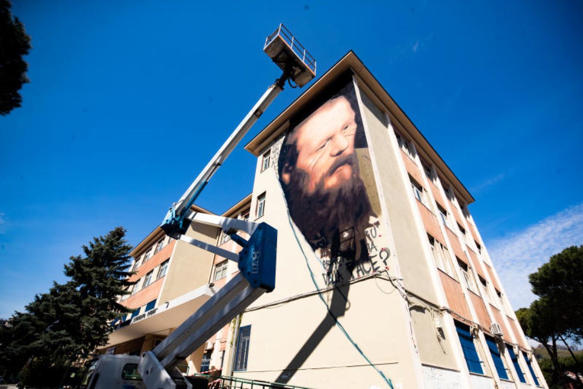 Dostoevskij, Putin elogia murale di Napoli. Jorit: “Più utile io del governo”